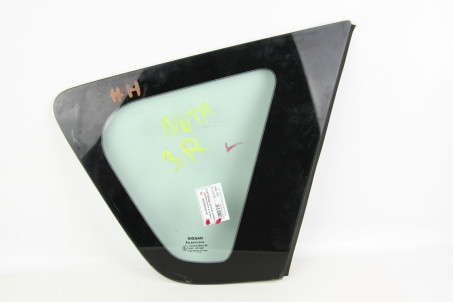 Скло в кузов заднє праве Nissan Note (E11) 2006-2013 833009U000 (3930)