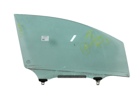 Скло двері переднє праве Toyota Auris 2006-2012 6810102230 (6767)