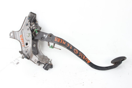 Педаль зчеплення Toyota Auris 2006-2012 5510712280 (6861)