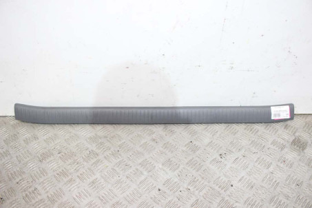 Накладка замку багажника пластик Toyota RAV-4 II 2000-2005 5838742020B0 (10816)