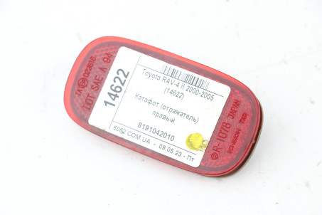 Катафот (відбивач) правий Toyota RAV-4 II 2000-2005 8191042010 (14622)