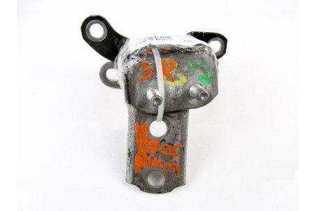 Петля двері задньої правої Toyota Corolla E12 (E120) 2000-2006 6877002060 / 6875002060 (18596)