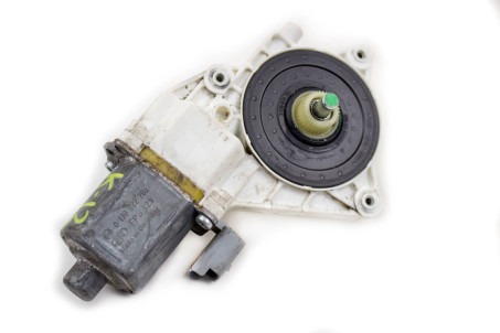 Моторчик стеклоподъёмника передний левый Nissan Micra (K12) 2002-2011 80731BC400 (25500)