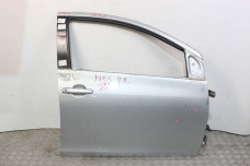 Двері передні праві дефект Toyota Yaris USA 2006-2009 седан 6700152400 (31193)