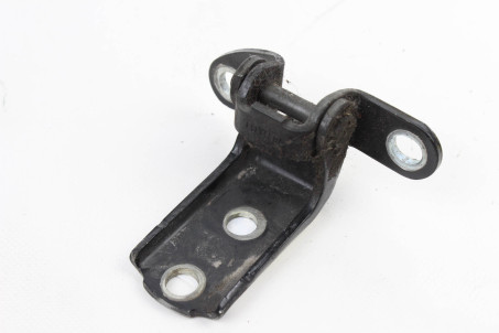 Петля двері задньої правої низ Toyota Avensis T25 (T250) 2003-2009 6877005020 (36686)