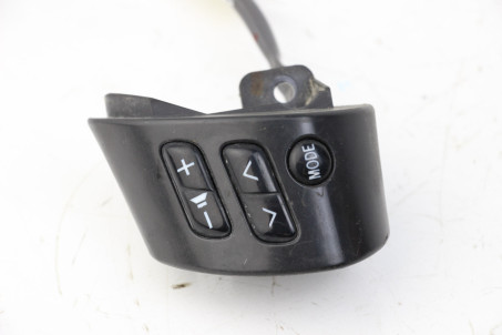 Кнопки керування на кермо Toyota Corolla E12 (E120) 2000-2006 8424712010B0 (39512)