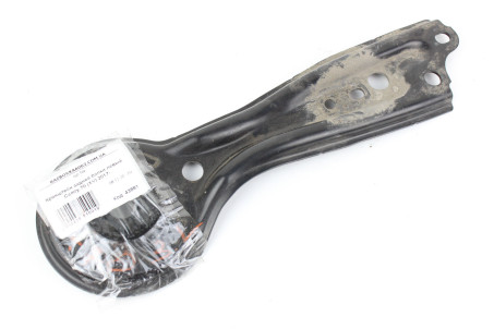 Кронштейн задньої балки лівий Toyota Camry 70 (XV70) 2017-2024 5229833020 (43881)