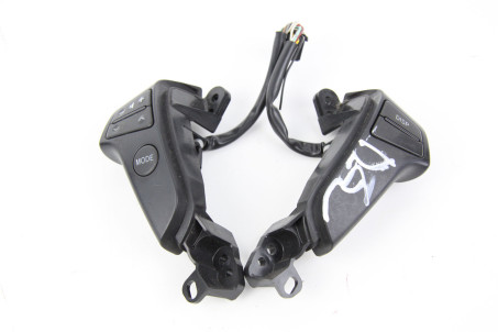 Кнопки керування на кермо 06- Toyota Avensis T25 (T250) 2003-2009 8425020020 (46336)