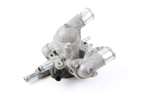 Корпус термостата в сборе 2.4 Mitsubishi Outlander (GF) 2012- 1305A402 (54265)