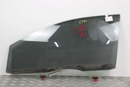 Скло двері переднє ліве Toyota Yaris USA 2006-2009 седан 6812052270 (56228)