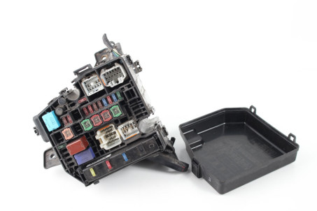 Блок предохранителей двигателя 1.5 Toyota Yaris USA 2006-2009 седан 8264147020 (57677)