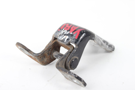 Петля двері задньої правої низ Toyota Yaris USA 2006-2009 седан 6877052030 (57692)