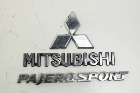 Эмблема на крышку багажника Mitsubishi Pajero Sport (KH) 2008–2015 7415A368 / MR108148 / 7415A308 (60095)