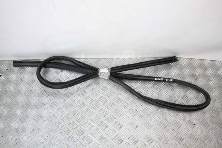 Ущільнювач двері передньої правої Toyota Camry 40 (XV40) 2006-2011 6231133070B0 (60182)