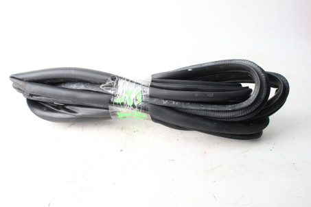 Ущільнювач двері задньої правої Toyota Auris 2012-2020 6233102250 (100077)