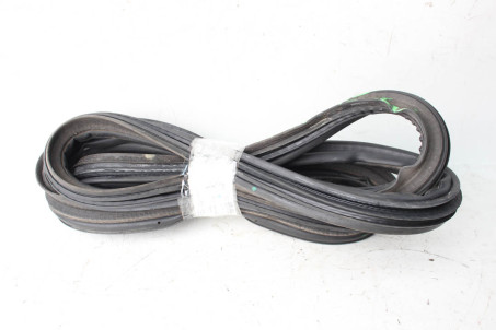 Уплотнитель крышки багажника Toyota Auris 2012-2020 6788102110 (100078)