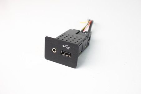 Блок AUX-USB Nissan Leaf (ZE1) 2017-2025 284H35FA0A (10062047)