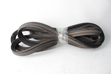 Уплотнитель крышки багажника Toyota Prius (ZVW35) 2009-2015 6788147022 (101098)