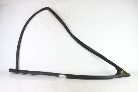 Уплотнитель стекла передней правой двери Lexus UX (ZA10) 2018- 6814176030 (101510)