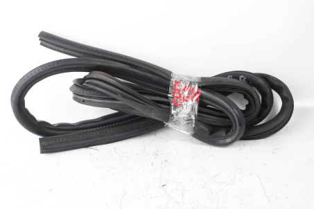 Ущільнювач двері правої на кузов 3D Mitsubishi Colt (Z30) 2004-2012 5725A052 (101556)