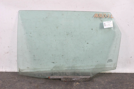 Скло двері заднє ліве універсал Toyota Auris 2012-2020 6810402360 (101876)