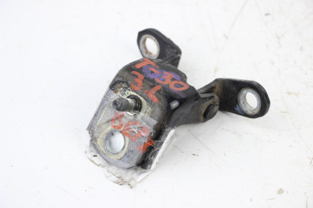 Петля двері задньої лівої верх Nissan X-Trail (T30) 2002-2007 824018H700 (61389)