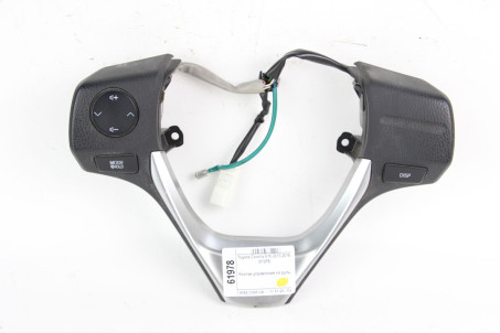 Кнопки керування на кермо Toyota Corolla E16 (E160) 2013-2018 8425002350C0 (61978)