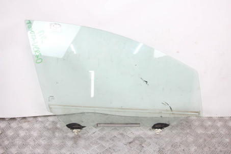 Скло двері переднє праве Toyota Corolla Verso 2004-2009 681010F010 (63724)