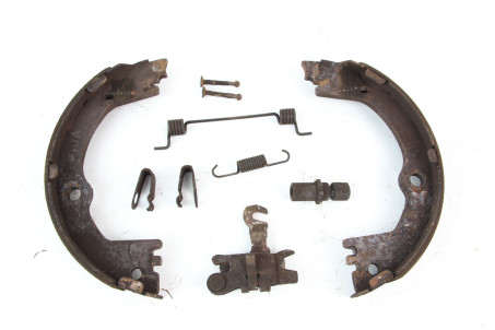 Механизм тормозной левый 12- Kia Sorento (XM) 2009–2015 582502W000 (65787)