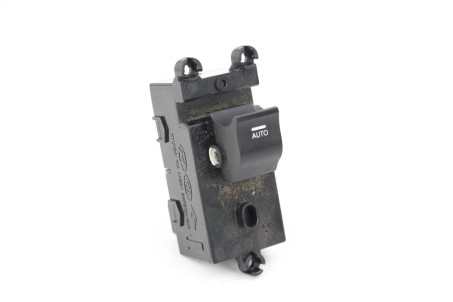 Кнопка стеклоподъемника одиночная передняя правая Hyundai I40 2012-2019 935753Z200 (69498)