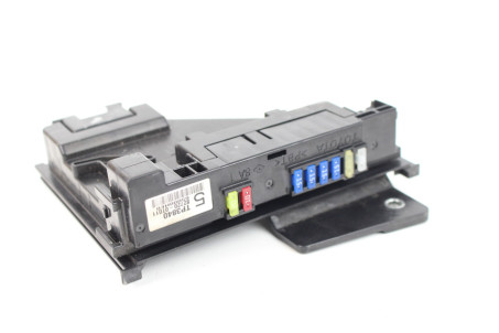 Блок запобіжників двигуна додатковий 3.5 АКПП Toyota Venza (AV10) 2008-2017 827200T011 (71439)