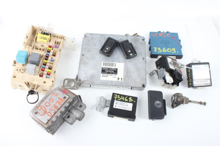Блок управления двигателем комплект 2.0 МКПП TDI Toyota Corolla Verso 2004-2009 896610F010 (73461)