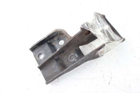 Кронштейн подушки двигуна передній 1.5 МКПП Toyota Yaris USA 2006-2009 седан 1231321040 (74500)