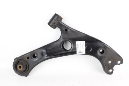 Важіль передній правий Toyota Prius (ZVW51) 2015-2018 4806847060 (74619)