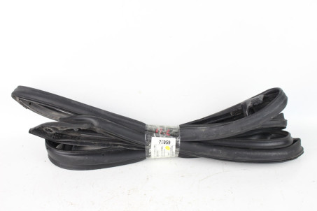 Уплотнитель на дверь переднюю левую Toyota Corolla E21 2019-2024 6786202340 (75959)