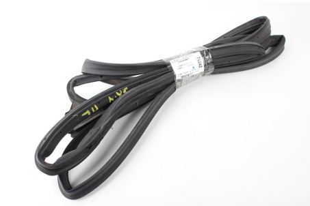 Ущільнювач на двері передні ліві Suzuki SX-4 s-cross 2013- 8465161M00 (76242)