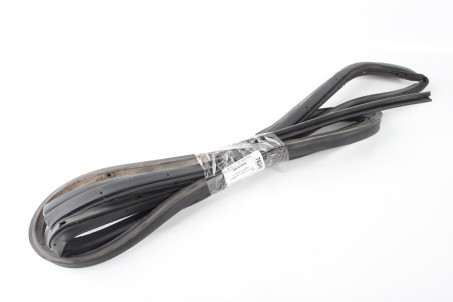 Уплотнитель на дверь заднюю правую Suzuki SX-4 s-cross 2013- 8466161M01 (76249)