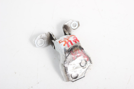 Петля двері передньої правої низ Suzuki SX-4 s-cross 2013- 6933068LA0 (77564)