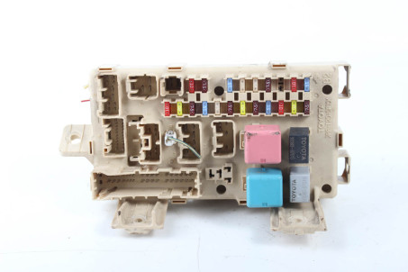 Блок предохранителей сервис Toyota Avensis T25 (T250) 2003-2009 8264105020 (77610)