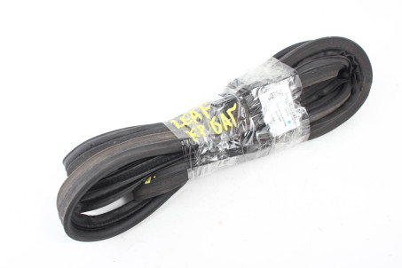 Уплотнитель крышки багажника Nissan Leaf 2010-2017 908303NF0A (80758)