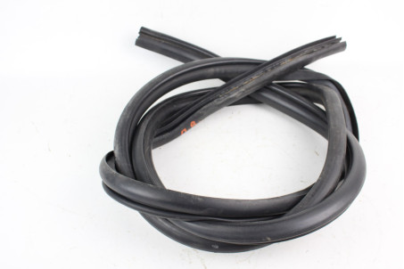 Уплотнитель двери передней правой Toyota Venza (AV10) 2008-2017 623110T011 (81090)