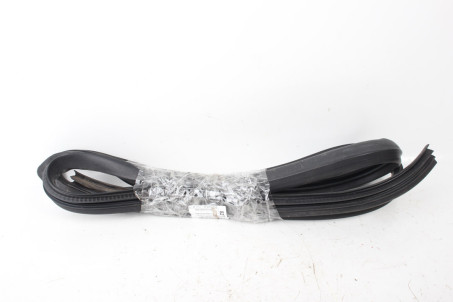 Ущільнювач двері передньої правої Suzuki Grand Vitara (JB) 2006-2017 7631165J015PK (82126)