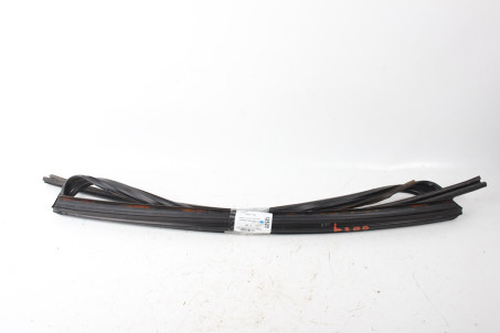 Уплотнитель заднего центрального стекла Mitsubishi L200 2005-2015 MN146093 (82529)