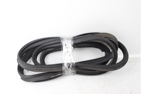 Уплотнитель крышки багажника Mitsubishi Space Star 1998-2005 MR135771 (84353)